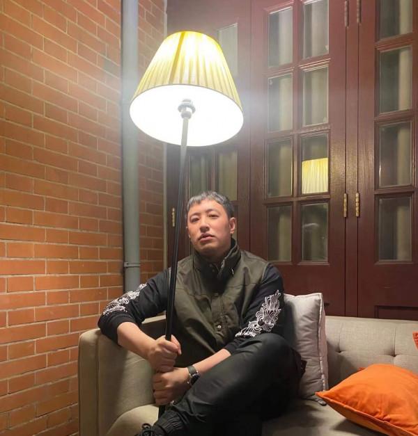 潘瑋柏帶太太參加派對,宣雲五官精緻,與一眾美女合照依舊搶鏡 潘瑋柏帶太太參加派對,宣雲五官精緻,與一眾美女合照依舊搶鏡