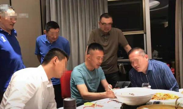 兩任前妻70後,情人80後,三婚又娶90後,是因為侯勇有錢就變壞? 兩任前妻70後,情人80後,三婚又娶90後,是因為侯勇有錢就變壞?