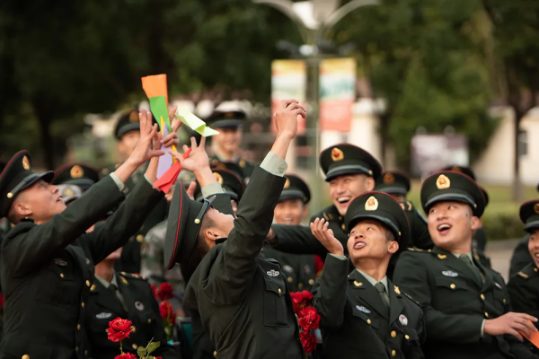 浪漫軍婚:軍車當婚車,嫁人就嫁軍隊好兒郎 浪漫軍婚:軍車當婚車,嫁人就嫁軍隊好兒郎