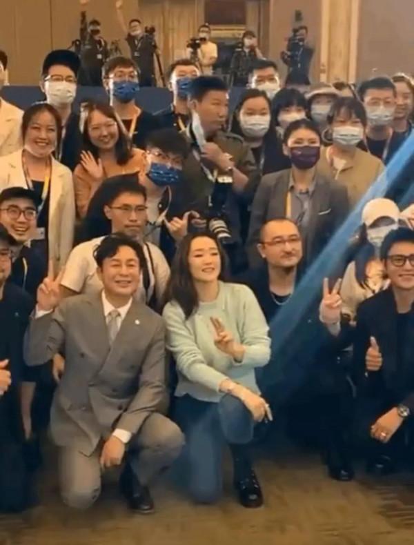 鞏俐淡妝出場當評委，穿牛仔褲腿胖也沒掩飾，出鏡大方很自然