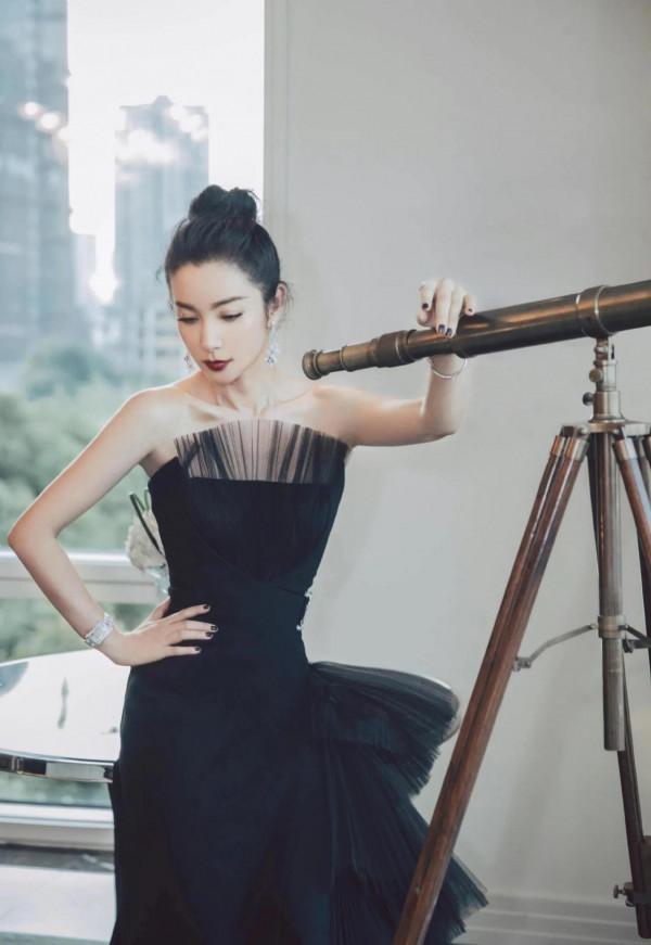 曾經的華誼一姐李冰冰，氣質顏值各方面俱佳，至今未婚