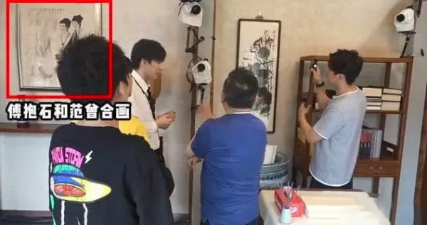 王剛北京四合院曝光，齊白石畫和300年桌子，網友稱：現實版和珅