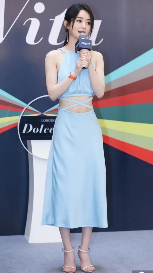 趙麗穎穿裙子出席活動，乾乾淨淨像小姑娘一樣