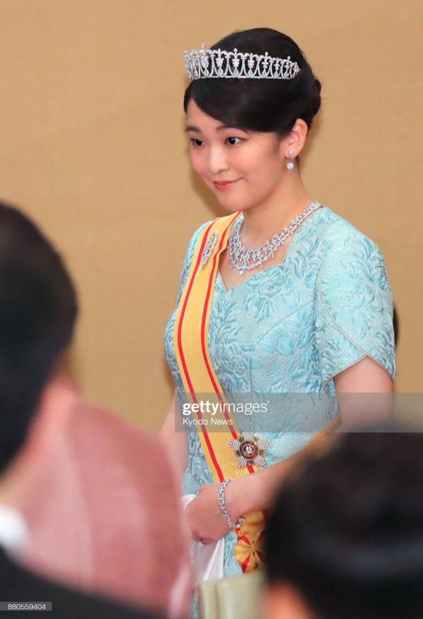 看看真子戴了10年的頭飾，和劍橋情人結框架類似，花卉有深意