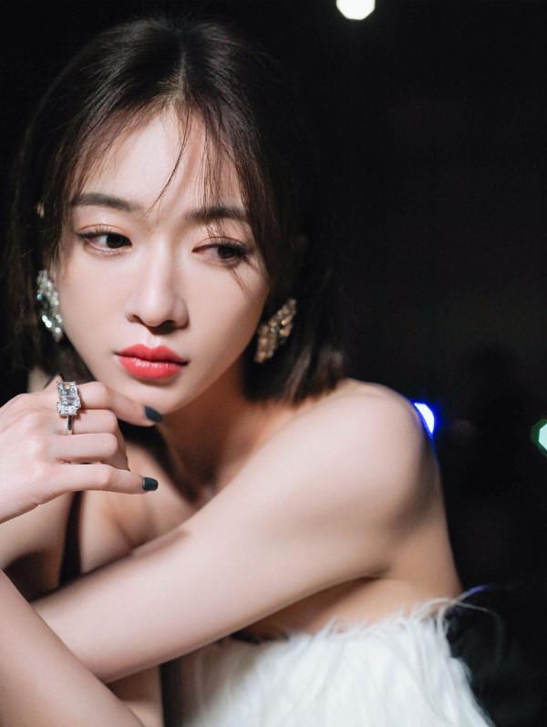 吳謹言海邊大片溫馨浪漫 毛絨抹胸裙秀香肩鎖骨姿態動人