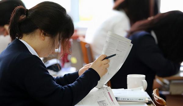 教育部傳來訊息，高中生復讀又有新規定，家長看後有點擔憂