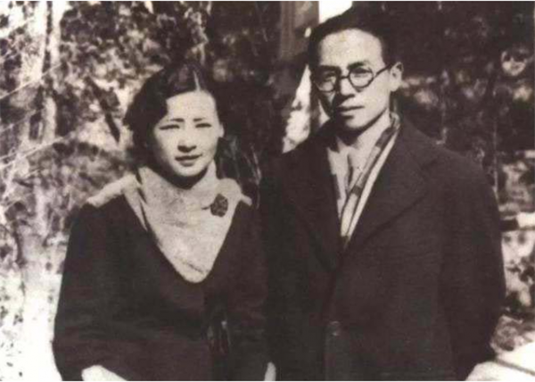 1950年林徽因抱病設計國徽，改稿數次，周恩來：添上稻穗就好了