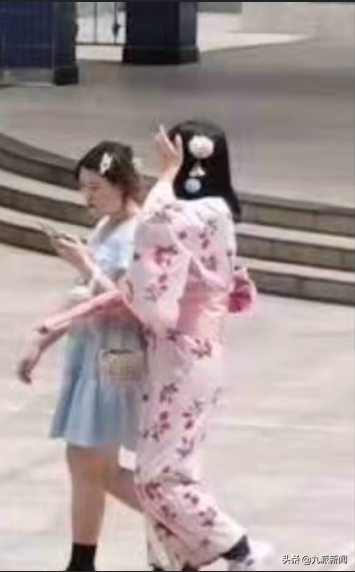 四川高校一學生9·18當天在校園內穿和服，學校釋出調查通告，老師：該生行為“十分不合適”