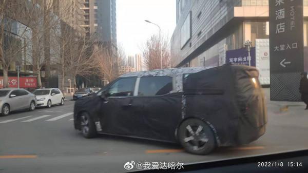 疑似極氪002路試諜照曝光 定位MPV