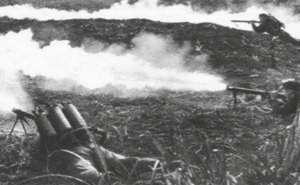 1981年鄧小平檢閱大演習部隊，指著一個師長誇讚：這人要重點培養