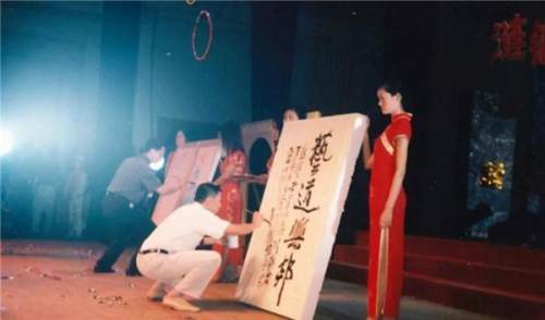 27歲農民王芳澤:靠賣字掙7套房,成名後拒40萬年薪,現成書法家 27歲農民王芳澤:靠賣字掙7套房,成名後拒40萬年薪,現成書法家