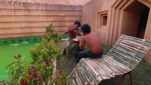 兩外國小夥徒手在空地上挖出豪華帶泳池別墅，技術堪稱建築大師