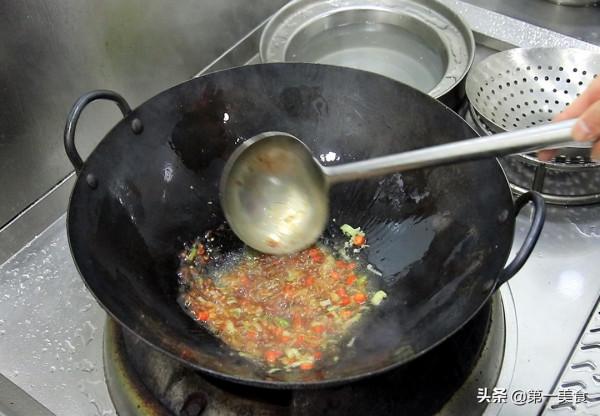 油麵筋塞肉,調製肉餡有講究,滑嫩爽口,不易鬆散,口口爆汁 油麵筋塞肉,調製肉餡有講究,滑嫩爽口,不易鬆散,口口爆汁