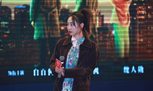 白百何參加活動，穿燈芯絨夾克配花裙，氣質宛如鄰家妹妹