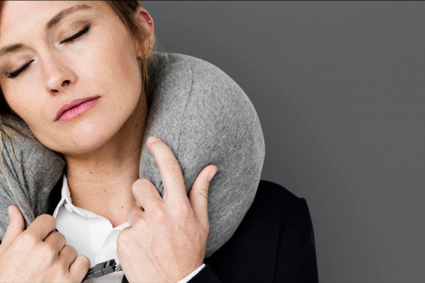 注意!辦公室午休千萬別趴著睡 注意!辦公室午休千萬別趴著睡