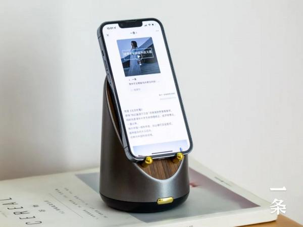 是感應音箱、手機支架、電子鐘，也是無線充，這個小木頭神了 || Chin@美物