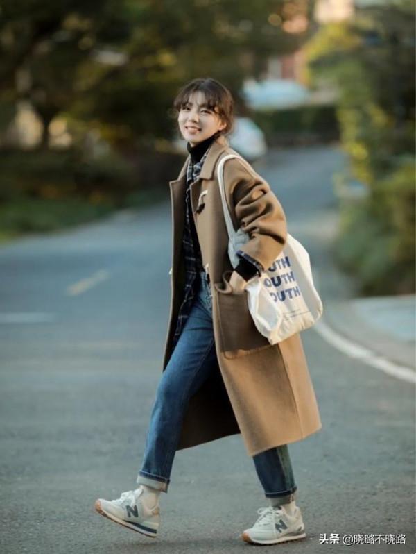 真正高階的女人，不管穿大衣、風衣，都不會配打底褲，拉低氣質
