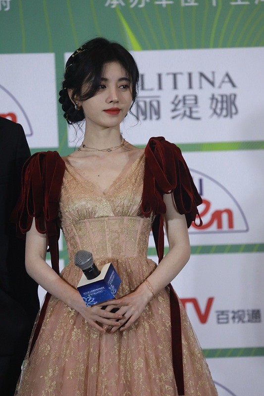 鞠婧禕無修圖少了點辨識度，但還是挺美的，看起來清純優雅