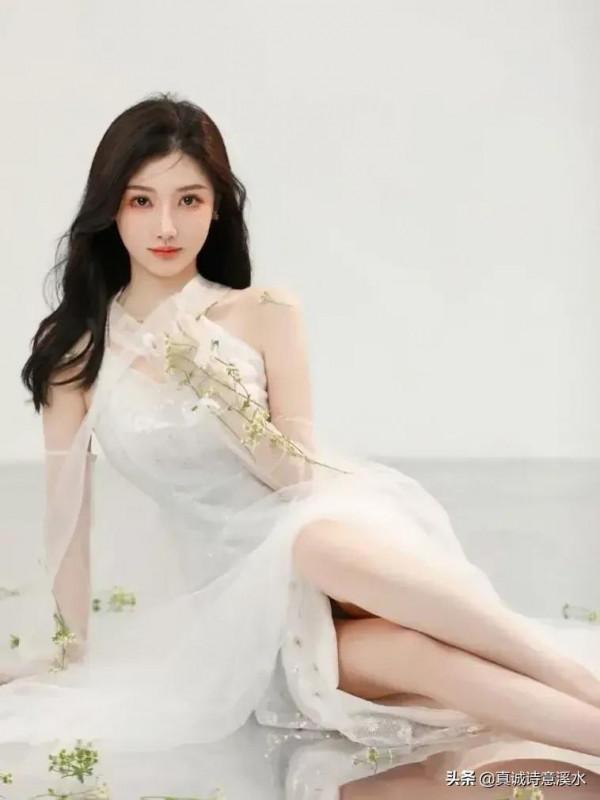 她是四川師範大學的校花,也是校園裡的超級學霸 她是四川師範大學的校花,也是校園裡的超級學霸