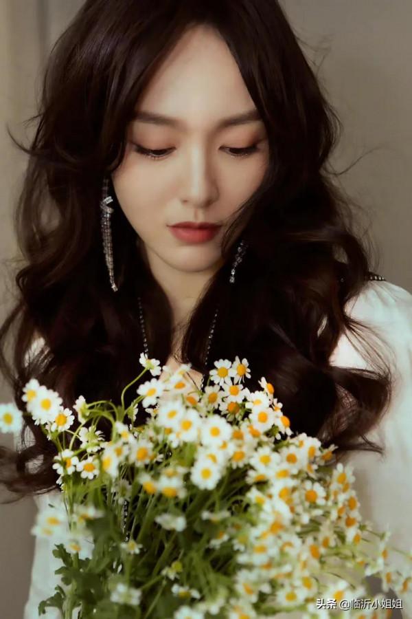 唐嫣，外貌出眾，擁有超高顏值！優雅氣質讓她美得更加高階和清冷