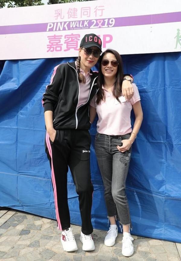 任達華妻子都53歲了，可看著一點沒有老氣感，穿印花西裝仍然瀟灑