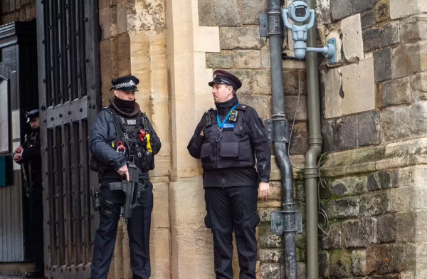 聖誕節當天英國女王險遭暗殺，殺手持十字弓，離她僅500米