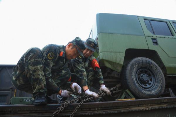 武警雨中開展鐵路投送裝載考核 提升遠端投送能力