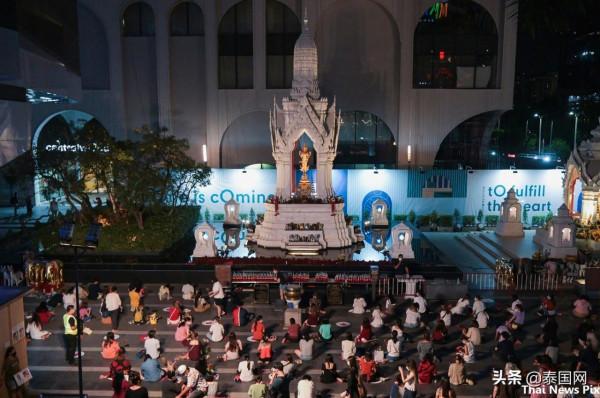 臨近情人節 泰國單身人士晚上排長隊向愛神祈福