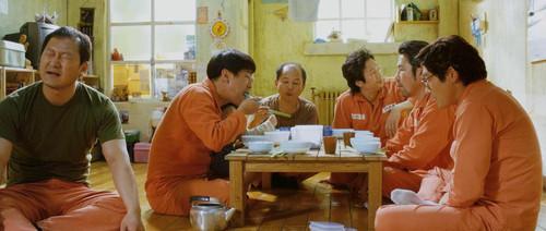 一隻書包為引的催淚劇《7號房的禮物》:原來父愛也可以如此純粹 一隻書包為引的催淚劇《7號房的禮物》:原來父愛也可以如此純粹