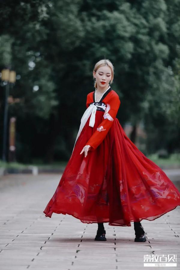 華夏文化園裡辦千人電音狂歡派對！這家公司太讚了....