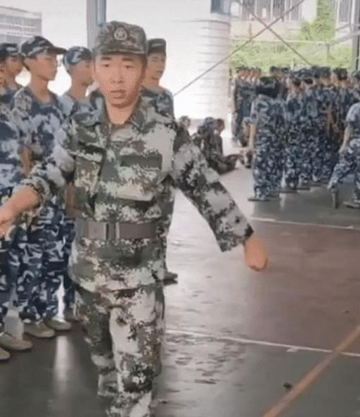 “四川步驚雲”爆紅！披斗篷、拿寶劍養雞，山寨明星成流量密碼？