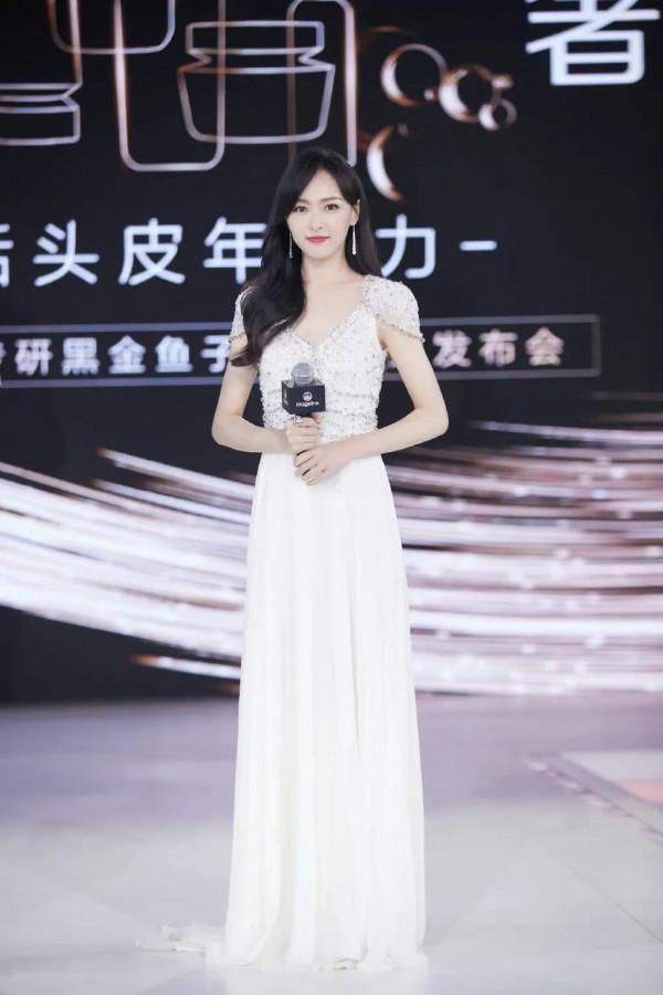 唐嫣禮服高貴優雅，一頭長髮溫柔似水，微笑超甜，甜美可人 ​​​