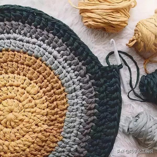 只用幾團布條線，就鉤出了好看又實用的桌墊地墊