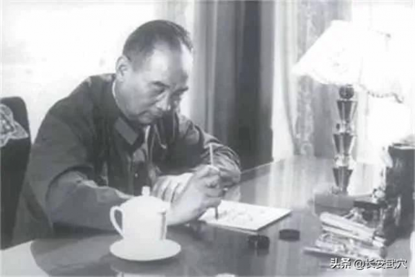 1985年，鄧公進行百萬大裁軍，他給接班人留下了些什麼？