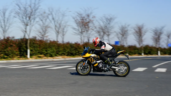提速更快震動更低，國產250小跑車中頂級選手—無極250RR測評