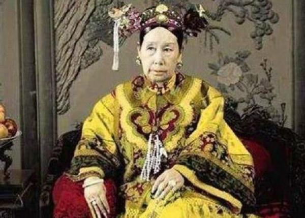 慈禧守寡後召一男子到房裡彈琴，男子出宮後發誓永不入宮是為什麼