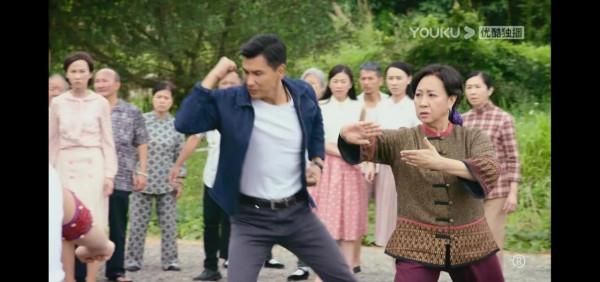 《鐵拳英雄》趙紅花得神秘黑衣人相助，這個人是路師傅？