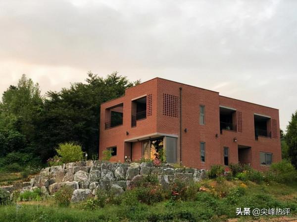 非洲父親花所有積蓄買25個鐵桶,為18歲兒子建了一間新房 非洲父親花所有積蓄買25個鐵桶,為18歲兒子建了一間新房