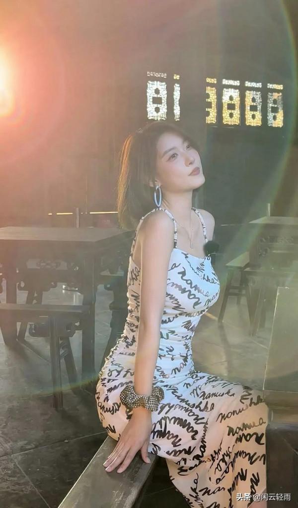 身穿吊帶連衣裙的聶小雨就是好看，走在大街上眾人都看呆了
