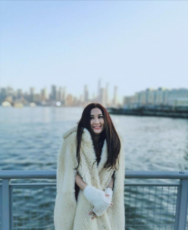 溫碧霞真是凍齡女神!穿羊羔毛大衣保暖,披肩直髮更青春減齡 溫碧霞真是凍齡女神!穿羊羔毛大衣保暖,披肩直髮更青春減齡