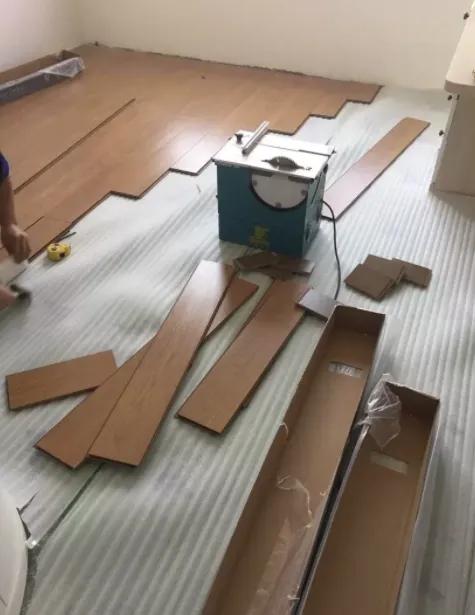 裝修鋪木地板的時候，怎麼做才能不掉坑？