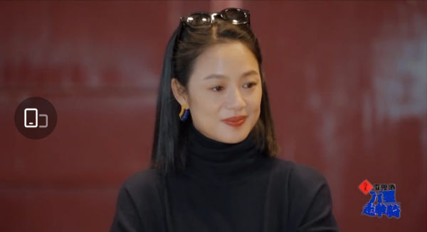 周韻綜藝首秀，穿絎縫羽絨服頭戴紅花美出圈，側臉五官線條太精緻