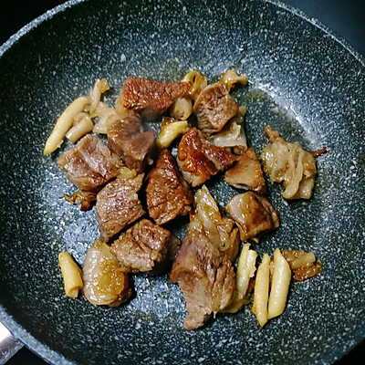 超詳細配料的秘製香辣牛肉麵（1人份）