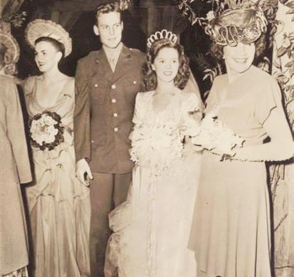 2014年秀蘭·鄧波兒在家人陪伴下去世,77年以外交官身份造訪中國 2014年秀蘭·鄧波兒在家人陪伴下去世,77年以外交官身份造訪中國