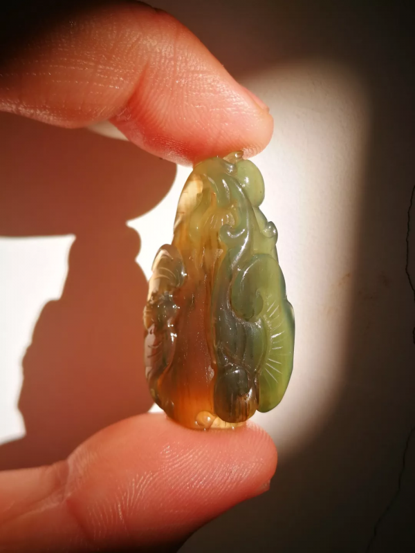 木頭居然能變成玉石！還標價10億人民幣？