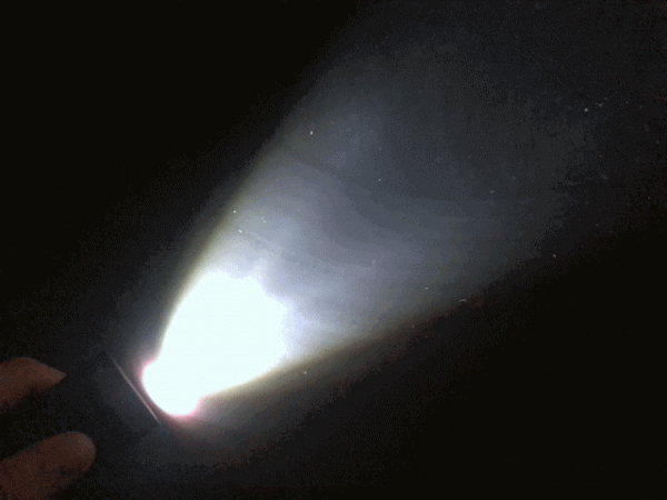 一束光線的命運：關閉手電筒光源後，光線會消失還是繼續傳播？