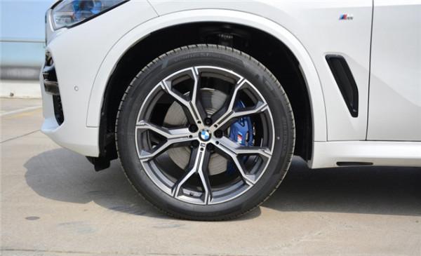 寶馬X5售69.99萬元起，外觀霸氣，配2.0T和3.0T發動機，操控出色