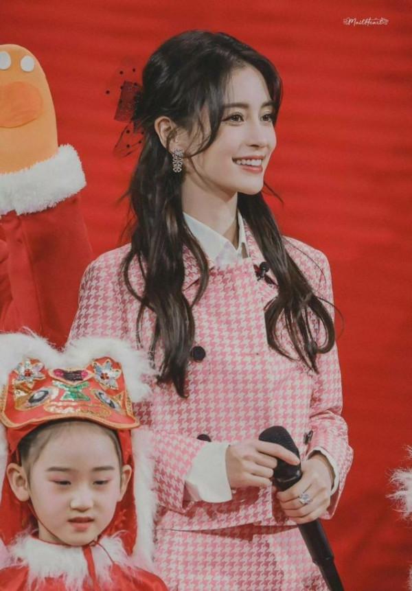 Baby賀歲大片造型封神！首登男刊cos人間金克絲，穿龍紋裙太霸氣