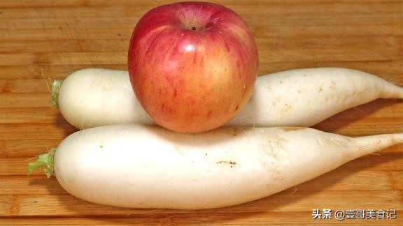 白蘿蔔里加一個蘋果，不用一粒鹽，教你最解饞的吃法，香甜又脆爽