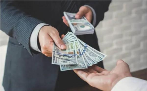 朋友問你借錢，不要急著問“借多少”，真正聰明的人選擇這樣做